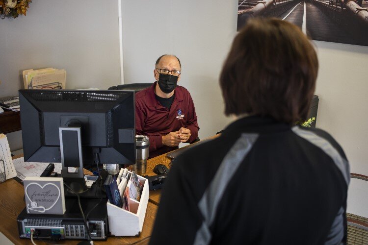 Gateway Healthcare Clinic Director Jim Mier, chats with Adrienne Schmitt.
