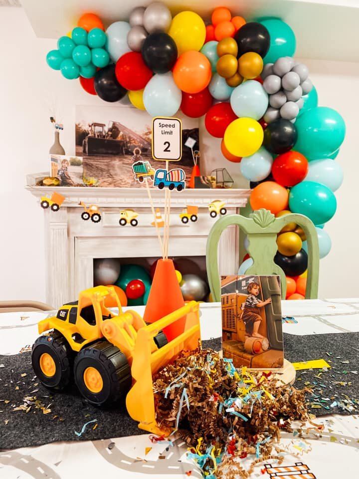 While The Rebel Mamas can help with party planning, centerpieces, food table decor, or backdrops, they have two specialties: balloons and confetti.