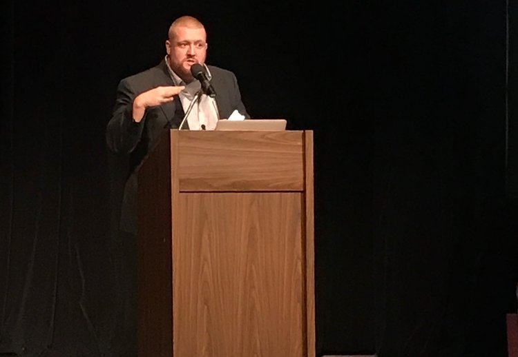 Lance Rynearson, a MCM Midland Committee member, home owner and entrepreneur walks the crowd through using the new MCMM app.