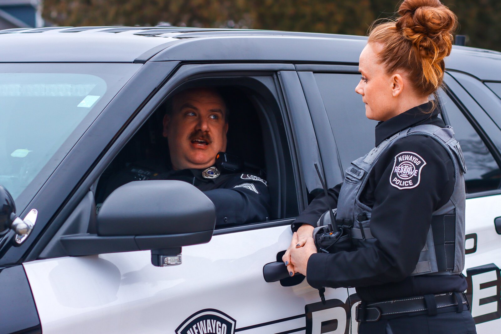Nicole Klomp talks with Newaygo Police Sgt. Lloyd Walerczyk.