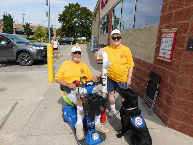 Lions Club members Mike & Tina Hoy volunteering in the White Cane fundraiser.