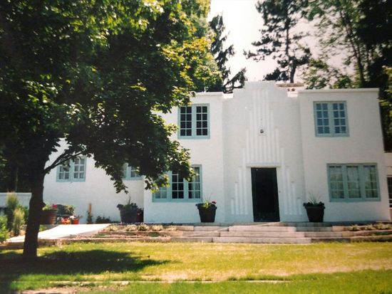 1405 Helen also is nearby the country club in Midland.