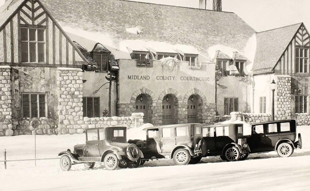 Old cars in front of courthouse 