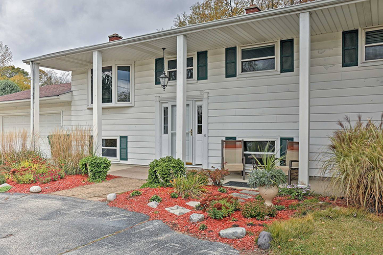 This 2,900-square-foot cottage is within walking distance of Bay City State Park