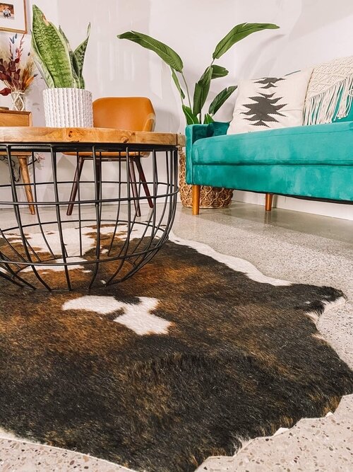 Artistry is a full-service salon plus a bridal lounge. The salon offers on-site hair services for weddings. Nearby Ocean Jasper provides wedding day makeup services.