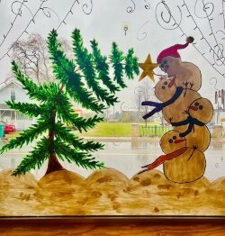 H2O's Waterside Grill invited high school students to enter a festive window decorating contest this holiday season. (Photo Credit: Elyse Hampton)