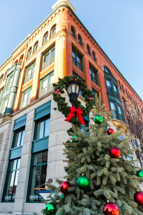 In the spring and summer, flowers fill the planters at the corner of Center and Washington avenues. In the winter, traditional holiday decorations brighten the intersection.