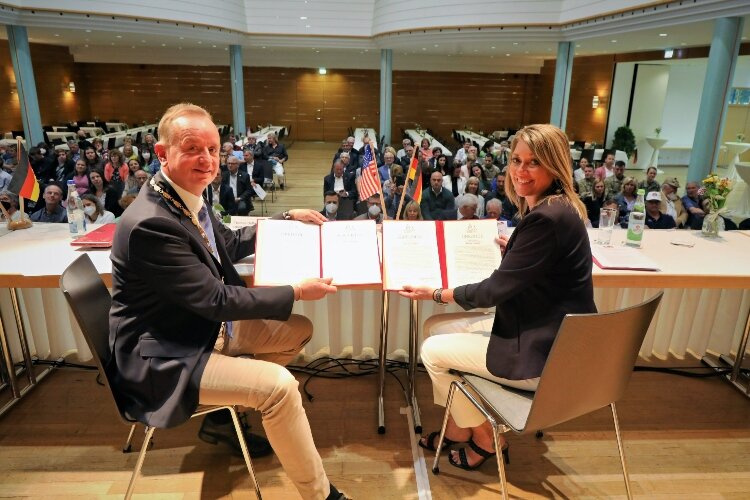 Bay City Manager Dana Muscott poses with her Ansbach, Germany counterpart, Thomas Deffner. (Photo courtesy of Bay City government)