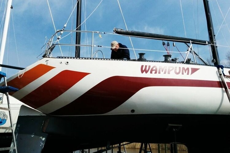 The Wampum crew prepares the boat for racing.