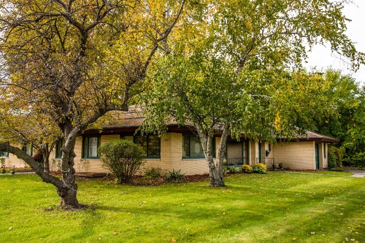 This style of home was immensely popular in the years after World War II as soldiers returned to start families, buy houses, and new cars.