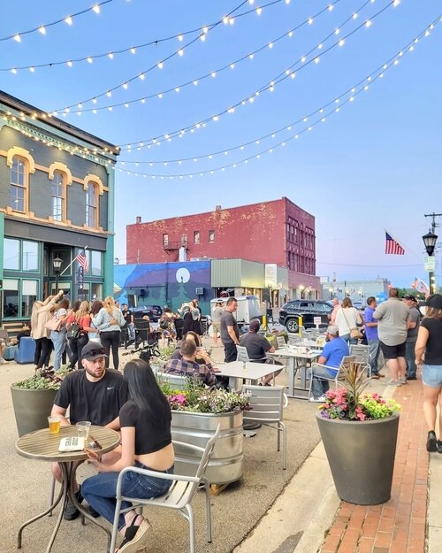 In addition to community concerts and festivals, many businesses in the area bring in live music and other acts to entertain patrons in the summer.